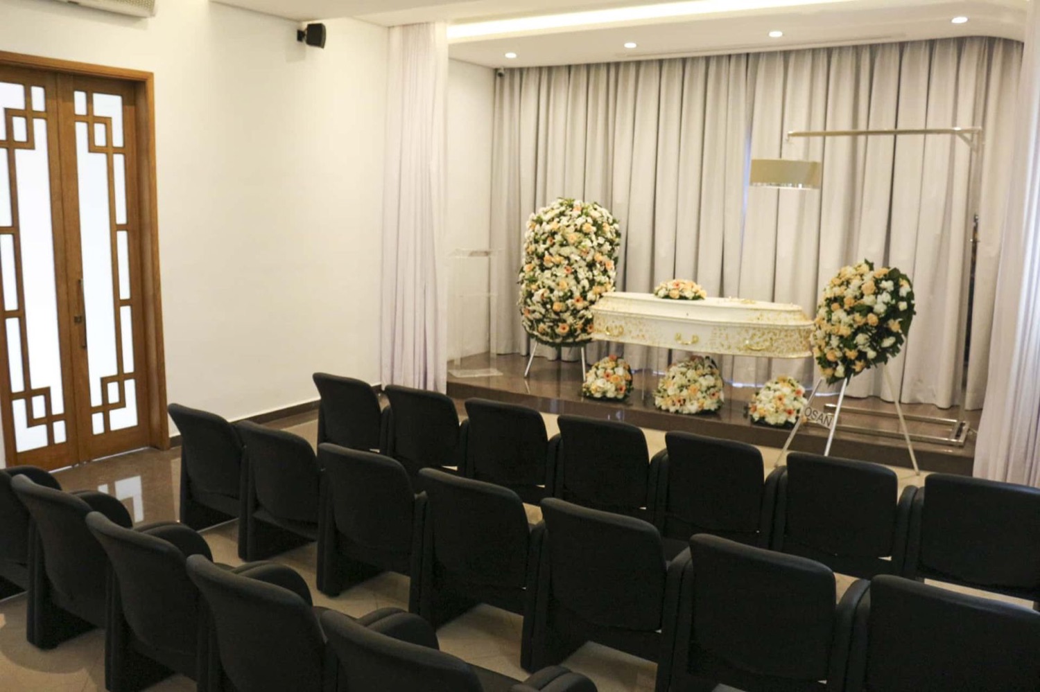 Velório com ornamentação floral