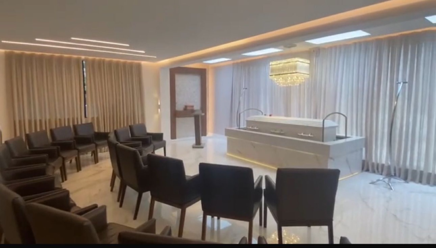 Sala de velório moderna e iluminada
